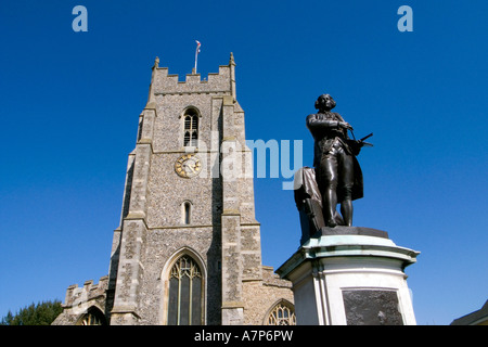 THOMAS GAINSBOROUGH S STATUE DEVANT L'ÉGLISE DE ST PETER S SUDBURY SUFFOLK ANGLETERRE Banque D'Images