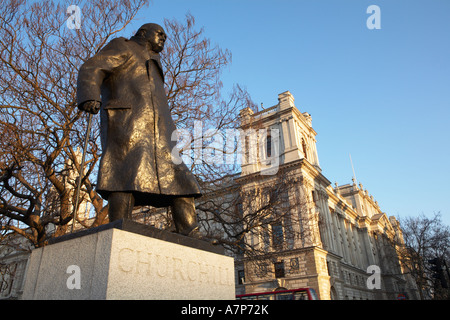 Statue de Sir Winston Churchill à la place du Parlement SW1 dans la ville de Londres Angleterre Royaume-uni 15 03 2007 Banque D'Images