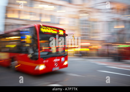 Un seul jeu de conduite d'autobus rouge passé le Trocadero centre le long de Haymarket SW1 près de Piccadilly Circus à Londres ville Angleterre UK Banque D'Images