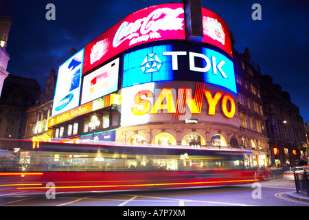 Une longue exposition d'un bus sur Piccadilly Circus au crépuscule dans la ville de Londres Angleterre Royaume-uni 15 03 2007 Banque D'Images