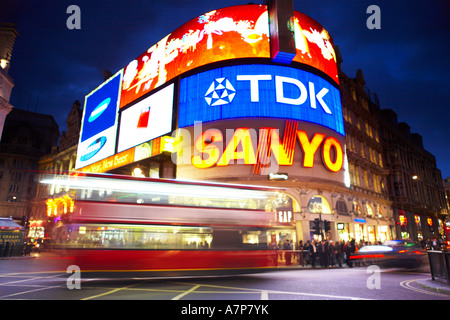 Une longue exposition d'un bus sur Piccadilly Circus au crépuscule dans la ville de Londres Angleterre Royaume-uni 15 03 2007 Banque D'Images
