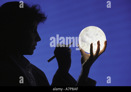 Silhouette d'une femme d'affaires tenant une boule de cristal afin de déterminer l'avenir de son entreprise Banque D'Images