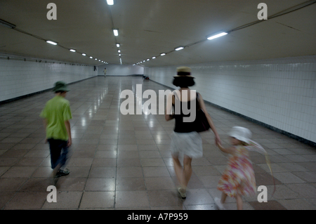 Beijing Chine Famille touristiques à l'intérieur d'un tunnel sous la place Tiananmen Banque D'Images