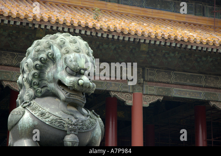 Chine Beijing la cité interdite un lion de bronze la protection de la porte de l'harmonie suprême taihemen Banque D'Images