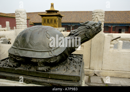 Chinois Chine Pékin La Cité Interdite une tortue de bronze symbole de force Banque D'Images