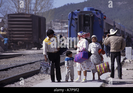 L'Etat de Chihuahua, Mexique Les Mexicains sur le quai à la nasse gare dans le Canyon de cuivre arrivant avec le Chihuahua Banque D'Images