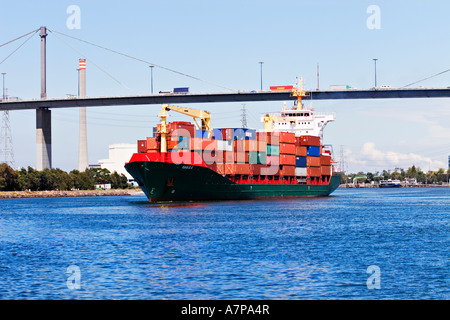 L'industrie d'expédition / un porte-conteneurs arrive dans le 'Port de Melbourne Australie Victoria Melbourne'. Banque D'Images