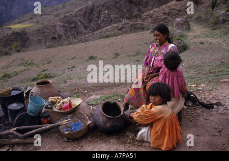 L'Etat de Chihuahua, Mexique famille Sierra Madre de Tarahumaran indiens à la maison Banque D'Images