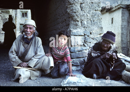 Homme, femme et enfant à Lamayuru monastère, l'Inde, Ladakh Banque D'Images