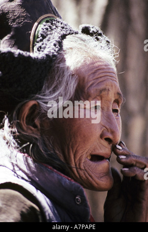 Portrait d'une femme sur le marché de Leh, Inde, Ladakh, Leh Banque D'Images
