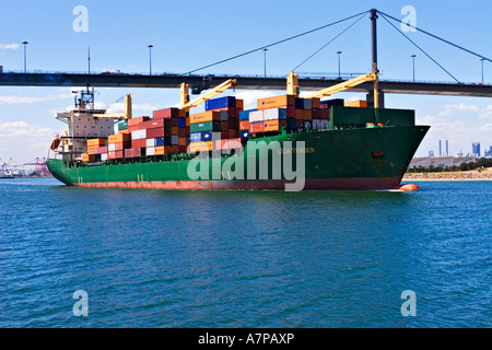 L'industrie d'expédition / un porte-conteneurs est en sortant le "Port de Melbourne Australie Victoria Melbourne'. Banque D'Images