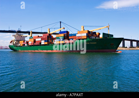 L'industrie d'expédition / un porte-conteneurs est en sortant le "Port de Melbourne Australie Victoria Melbourne'. Banque D'Images