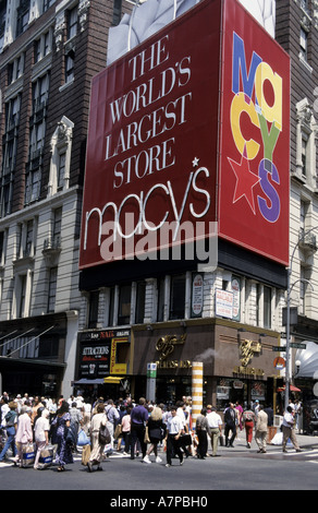 United States, New York, Macy's Shopping Mall, à l'angle de la 14ème Rue et 6ème Avenue Banque D'Images