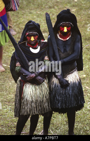 2 femmes à la chanter chanter des Huli et Duni à indépendance Fête nationale, la Papouasie-Nouvelle-Guinée Banque D'Images