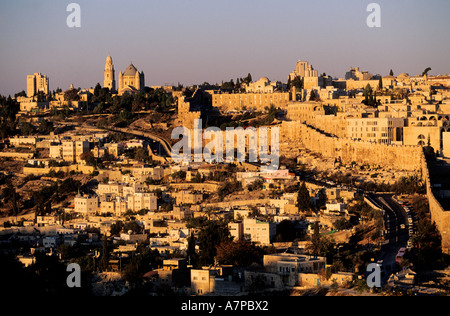 Israël, Montagnes de Judée, Jérusalem, vue depuis le mont des Oliviers, vieille ville entourée de remparts Banque D'Images