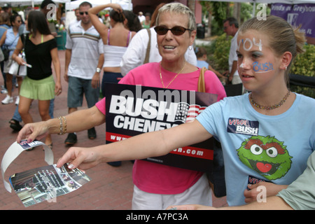 Floride,Broward,ft.,fort Lauderdale,Las Olas Riverwalk,Fiesta,bénévoles bénévoles bénévoles bénévoles travailleurs du travail,travail d'équipe travaillant ensemble servir Banque D'Images