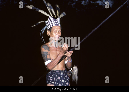 Homme avec blowtube à la longue maison Bunu des Iban Dayak, Malaisie, Sarawak Banque D'Images