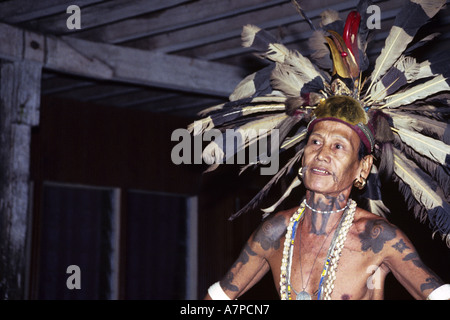 Homme à la maison longue Bunu des Iban Dayak, Malaisie, Sarawak Banque D'Images