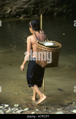 Femme va pour l'eau à la maison longue de l'Kujoh Iban Dayak, Malaisie, Sarawak Banque D'Images