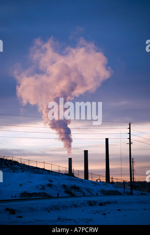 Les cheminées de la centrale vapeur d'effluents par rétro-éclairé avec lever du soleil en hiver Boulder Colorado USA Banque D'Images