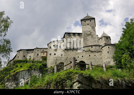 Château situé au-dessus du village Sand in Taufers Italie Tyrol du Sud Banque D'Images