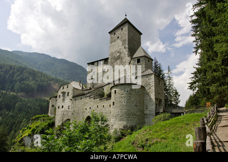 Château situé au-dessus du village Sand in Taufers Italie Tyrol du Sud Banque D'Images