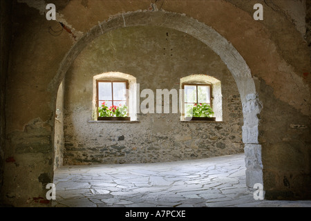 Windows et arche de pierre dans le château situé au-dessus du village Sand in Taufers Italie Tyrol du Sud Banque D'Images