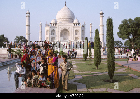 Taj Mahal avec les visiteurs de l'Inde, l'Inde, Agra Banque D'Images