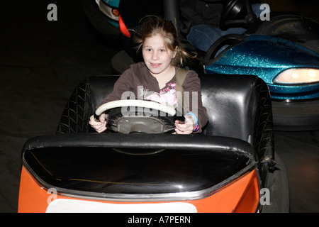 Jeune fille à cheval les auto-tamponneuses Banque D'Images