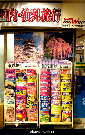 Tokyo kiosque bookseller magazine périodique Journal d'examen Banque D'Images