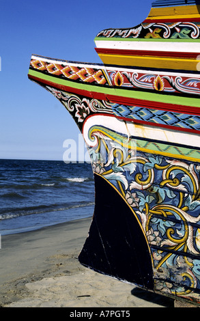 L'État de Kelantan, Malaisie, près de la ville de Kota Bharu, sur la plage de Sabak Dasar Pantaï bateaux peints des pêcheurs Banque D'Images