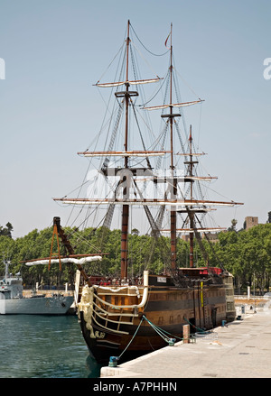 Santisima Trinidad galion espagnol amarré à Port avec l'Alcazaba de Malaga distance Espagne Banque D'Images