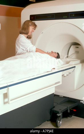 Un technicien de l'hôpital un homme confort avant qu'une procédure IRM imagerie par résonance magnétique dans l'Ohio USA Banque D'Images