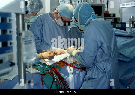 Les travaux sur les chirurgiens cardiaques patient au cours de la chirurgie cardiaque à l'hôpital de l'Ohio central Banque D'Images