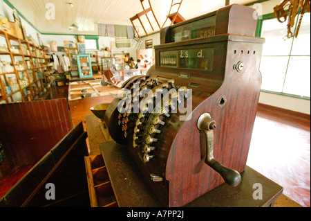 L'intérieur de l'Dredzen concessionnaire general store Dans Pilgrims Rest montrant la caisse. 1930 - 1950 typique Banque D'Images