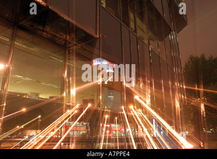 Effet de l'appareil photo capture refelction du British Telecom Tower de nuit dans le bâtiment en face de Londres Banque D'Images