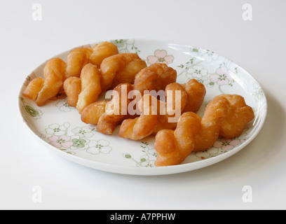 Koeksister Koeksuster ou tord ou tresses de pâte frite et enrobés d'un sirop confiserie traditionnelle d'Afrique du Sud Banque D'Images