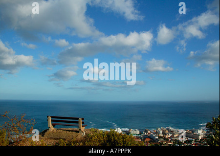 Le banc d'un parc donnant sur l'océan, à Cape Town Western Cape Afrique du Sud Banque D'Images