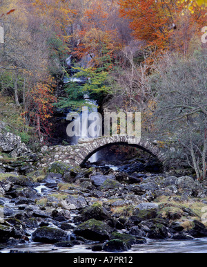 Vieux pont de pierre et la cascade de Glen Lyon, Perth et Kinross, Scotland, UK Banque D'Images