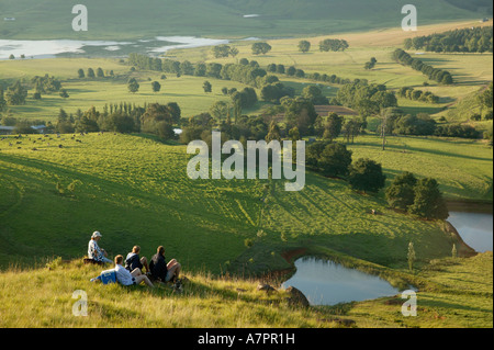 Paysage panoramique avec un groupe de personnes se reposant sur une colline dominant plusieurs petits barrages dans la vallée Banque D'Images