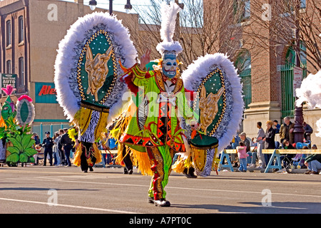 La célèbre Mummer's Parade à Philadelphie le jour de l'an 2005 Membres de la string bands play instruments comme ils mars. Banque D'Images