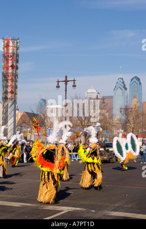 La célèbre Mummer's Parade à Philadelphie le jour du Nouvel An 2005. Les membres de la string bands play instruments comme ils mars . Banque D'Images