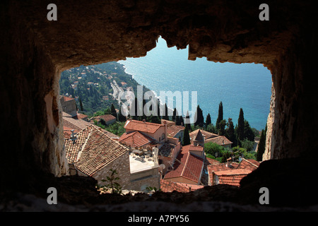 Vue depuis une vue oblique de la meurtrière donjon médiéval à Roquebrune-Cap-Martin. Provence, France. Banque D'Images