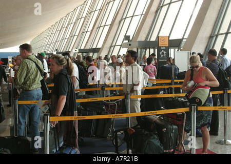 Vol commercial Virginia Washington Dulles Airport,vol,compagnies aériennes,terminal,passagers rider riders,voyageurs,bagages,valise,bagages,VA0 Banque D'Images