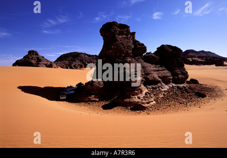 La Libye, la région du désert, le Fezzan (Sahara), pause à l'ombre d'une roche à la Tadrat Akacus Banque D'Images