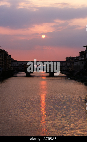 Coucher de soleil derrière le Ponte Vecchio à Florence Italie Banque D'Images