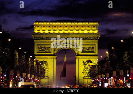 France, Paris, Arc de Triomphe sur l'Avenue des Champs Elysées Banque D'Images