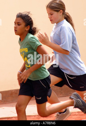 Les filles de l'école en cours d'exécution sur la journée des sports Banque D'Images