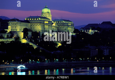 Hongrie, Budapest, le château royal de Buda surplombant le Danube Banque D'Images