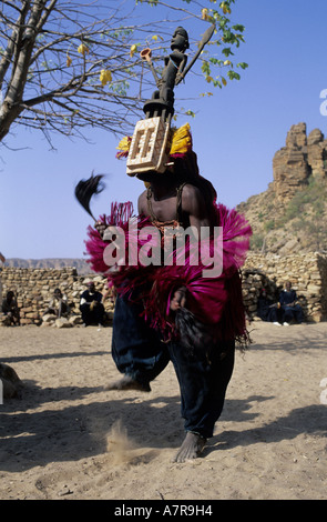 Mali, Pays Dogon, Dama dances (fin du deuil) dans le village de Tereli, masque Satimbe Banque D'Images